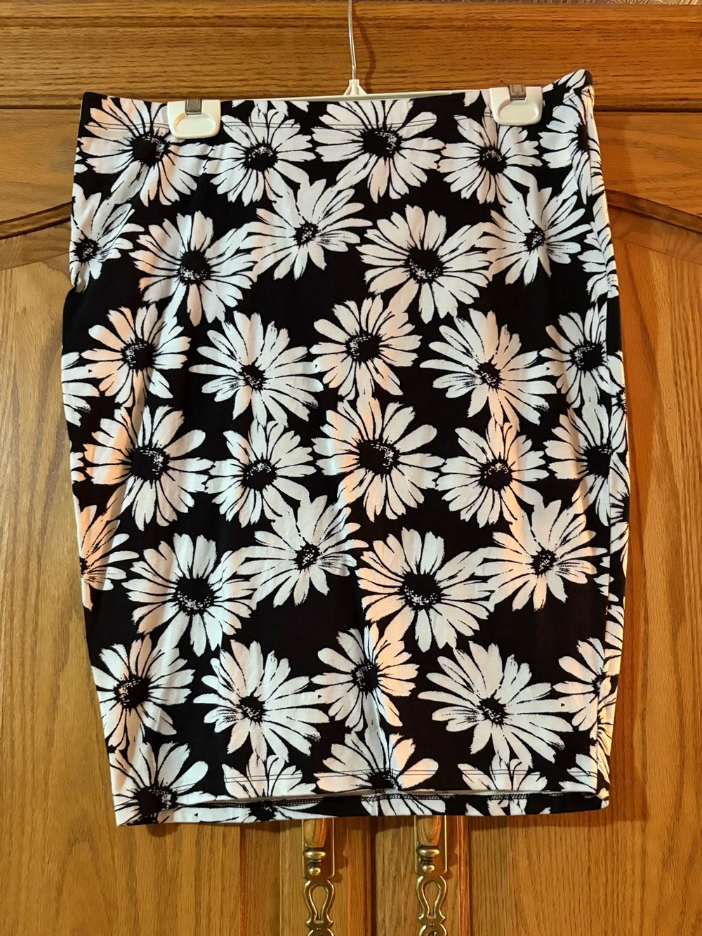 Forever 21 Black & White Daisy Pencil Skirt